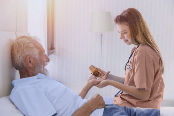راهنمای انتخاب و استخدام پرستار سالمند در منزل