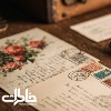 از کارتپستال تا استیکر؛ زبان عاطفی تبریکها چگونه تغییر کرد؟ میز چوبی قدیمی با چند کارتپستال نوستالژیک و تمبرهای رنگی، در کنار یک گوشی هوشمند که گالری عکسهای خاطرهانگیز را نشان میدهد؛ ترکیبی از نامههای دستنویس گذشته و ثبت دیجیتال خاطرات امروز، با لوگوی مجله خاطرات در گوشه تصویر.